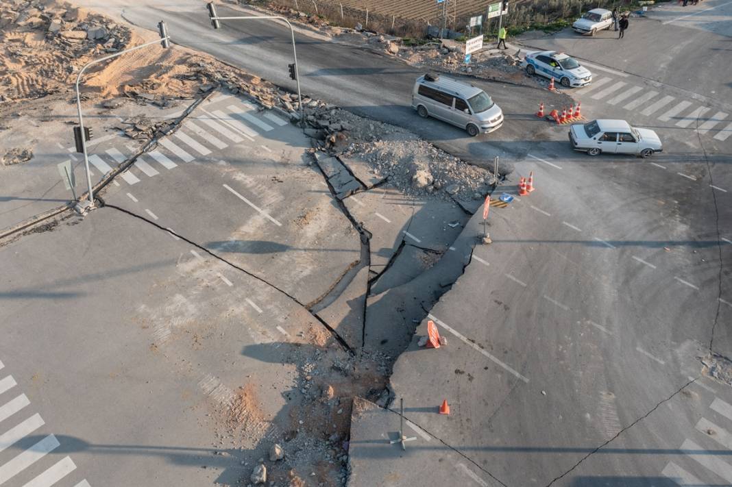 Kırılan fay hattı görüntülendi! Filmden kareler değil gerçek: Yollar yarıldı, devasa çatlaklar oluştu! 24